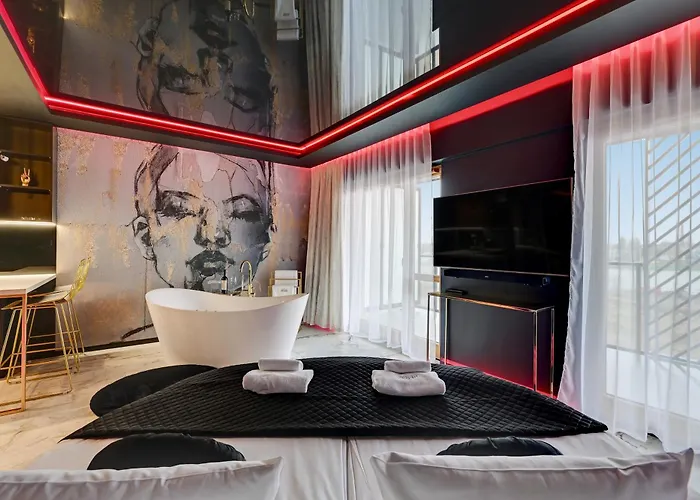 Hollywood Jacuzzi Suite By Downtown Apartments