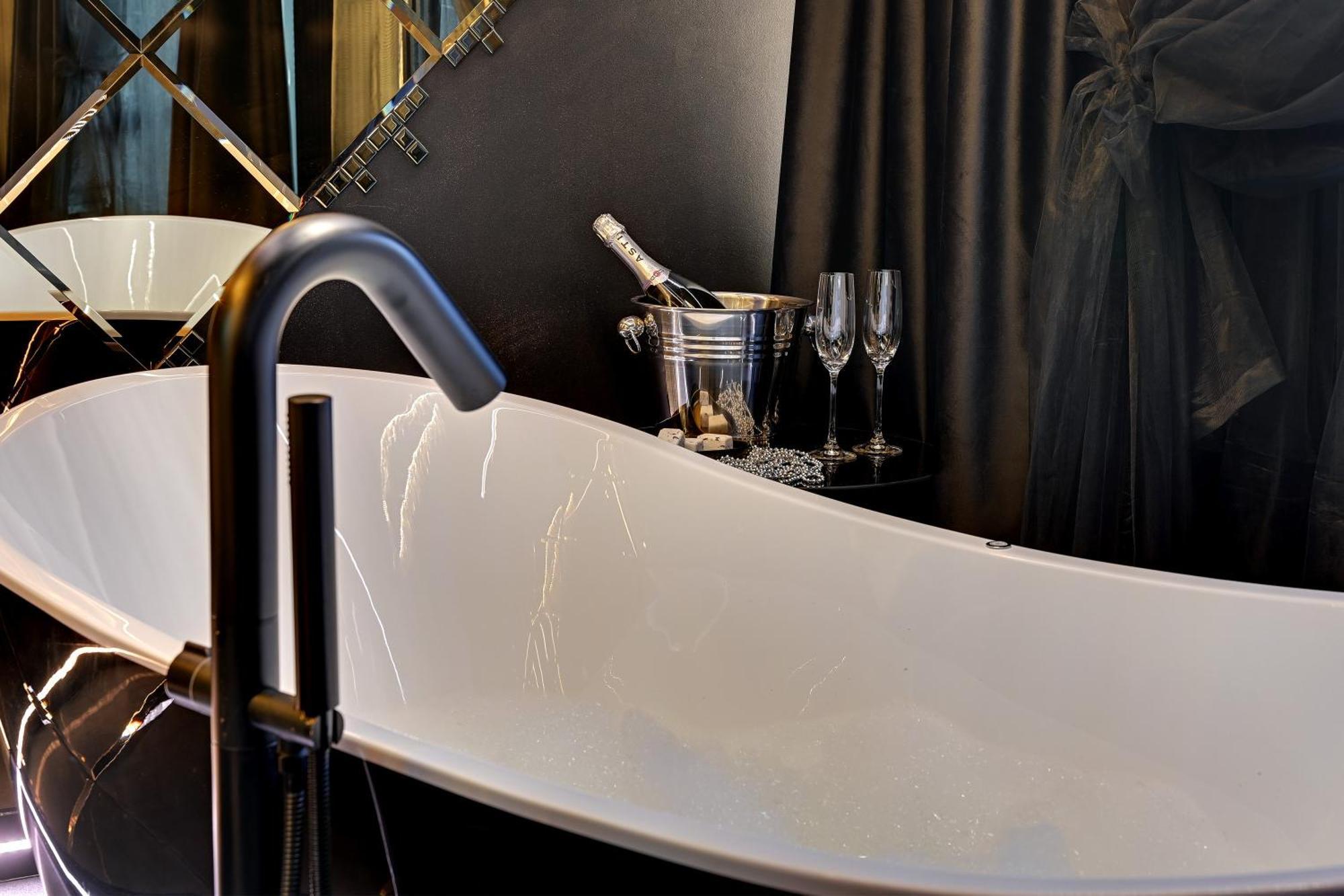 Hollywood Jacuzzi By Downtown Apartment Danzig