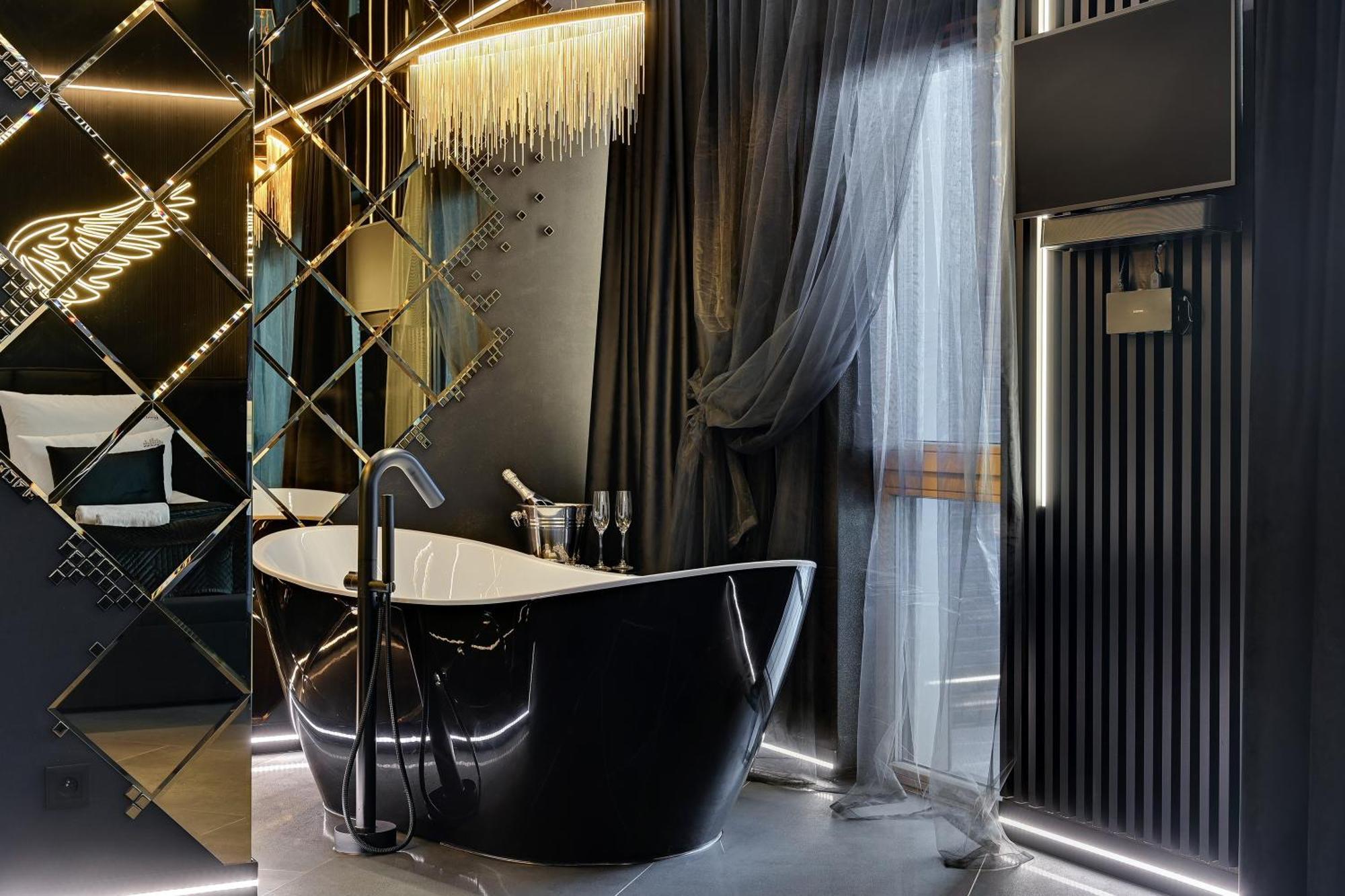 Hollywood Jacuzzi By Downtown Danzig